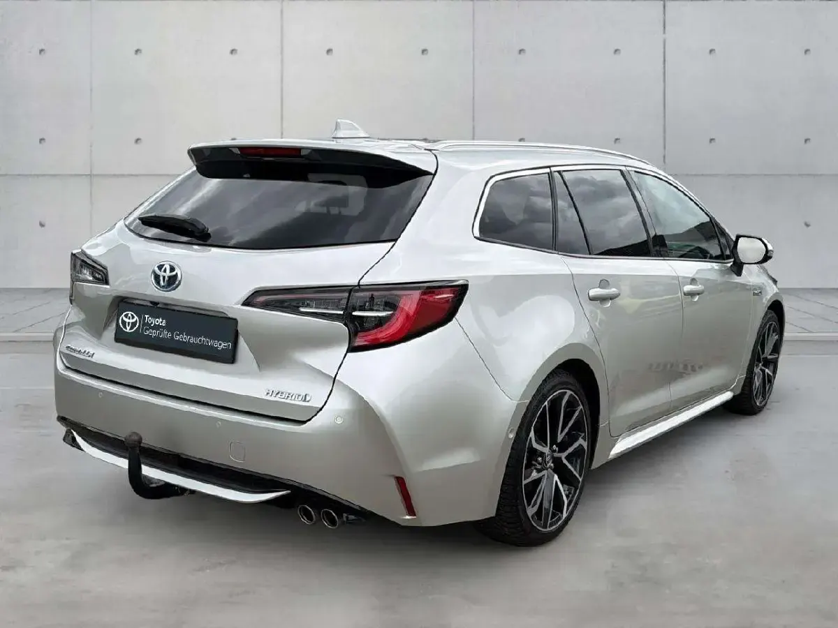 Gebraucht Toyota Corolla Hybrid Lounge 184 PS (135 kW) 2020 Precious silver Kombi