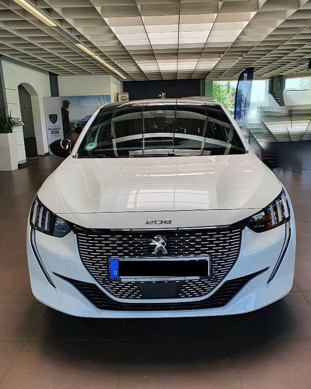 Weiß Gebraucht 2022 Peugeot e-208 GT Kleinwagen | 15.900 € (Superpreis) - Bild 1/4
