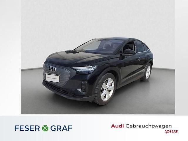 Schwarz (mythosschwarz metallic) Gebraucht 2024 Audi Q4 Sportback e-tron Ambiente SUV | 44.980 € (Superpreis) - Bild 1/4