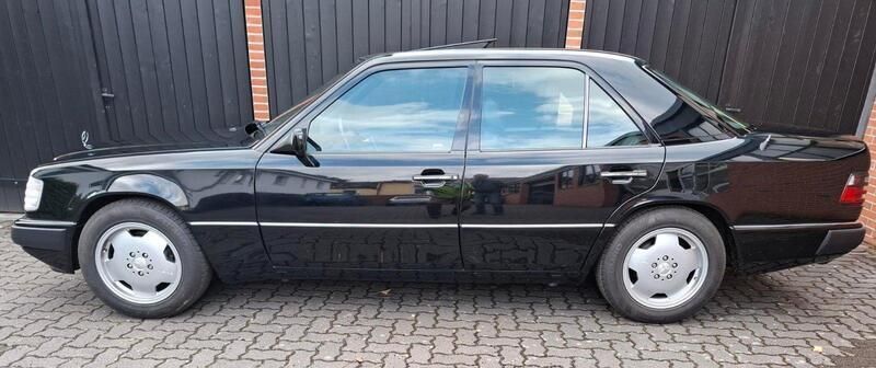 Gebraucht Mercedes E400 279 PS (205 kW) 1993 Schwarz Limousine