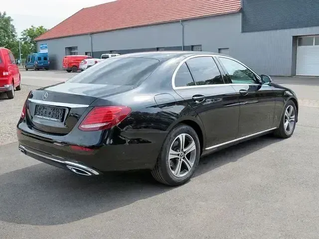 Gebraucht Mercedes E220 Avantgarde 194 PS (142 kW) 2018 Obsidianschwarz  metalliclack Limousine