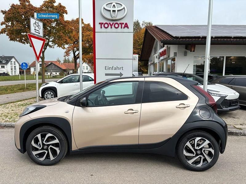 Neu Toyota Aygo X 72 PS (52 kW) 2025 Beige SUV