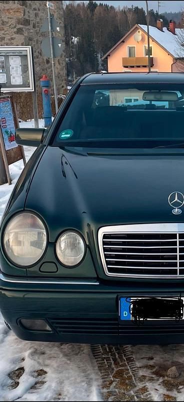Grün Gebraucht 1998 Mercedes E200 Avantgarde Limousine | 3.500 € (Fairer Preis) - Bild 1/4