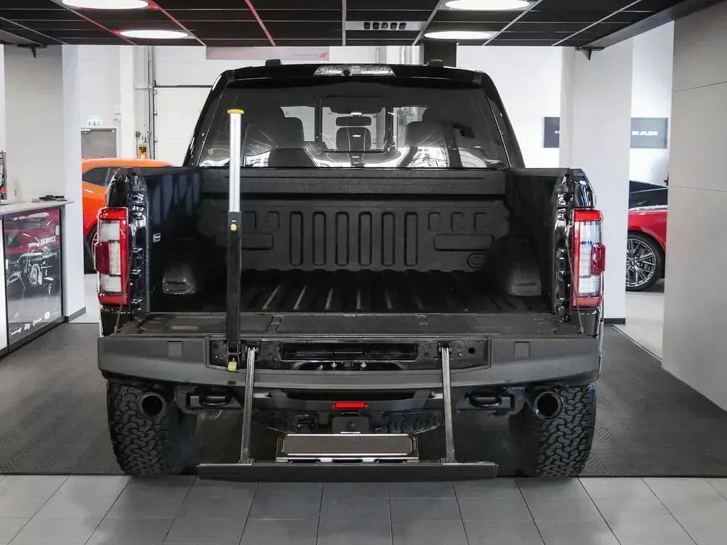 Używany Ford V8 Raptor 710 KM (522 kW) 2023 Czarny SUV