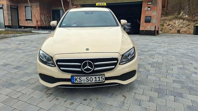 Gebraucht Mercedes E220 194 PS (142 kW) 2020 Gelb Limousine