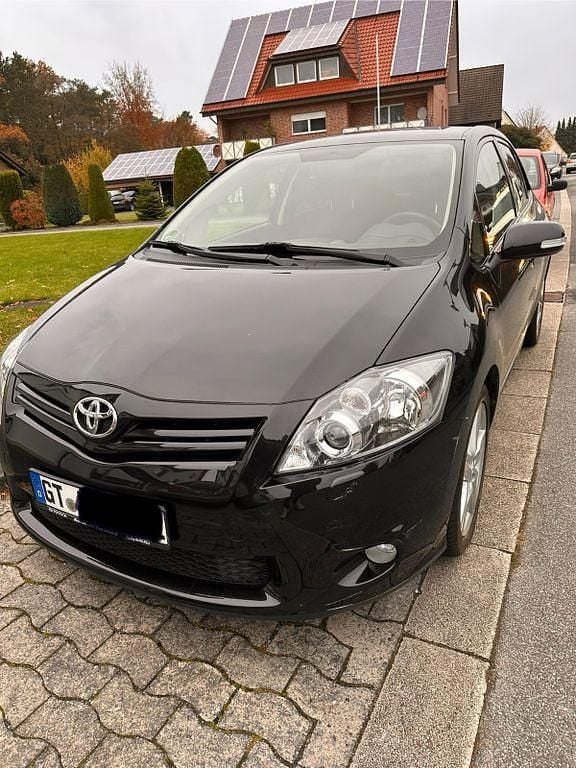Schwarz Gebraucht 2011 Toyota Auris Club Limousine | 7.490 € (Fairer Preis) - Bild 1/4
