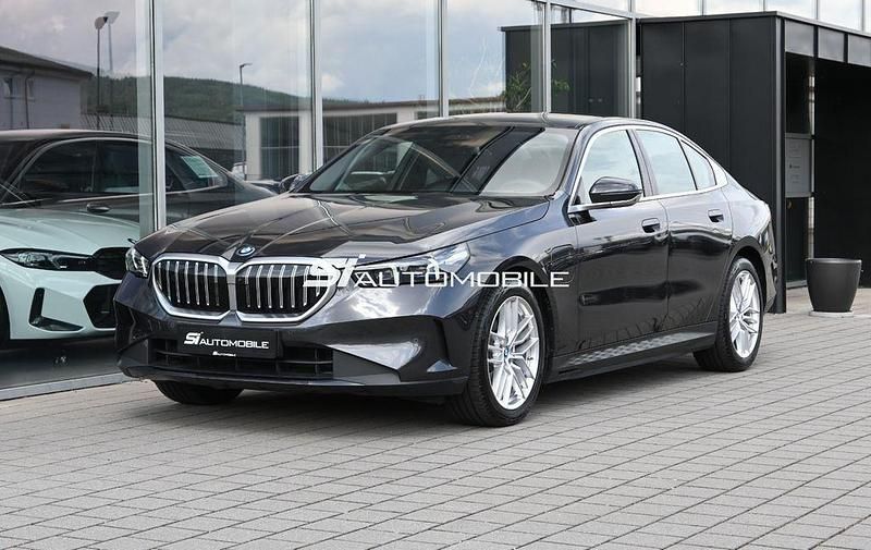 Grau Gebraucht 2024 BMW 530e Sport Line Limousine | 55.950 € - Bild 1/4