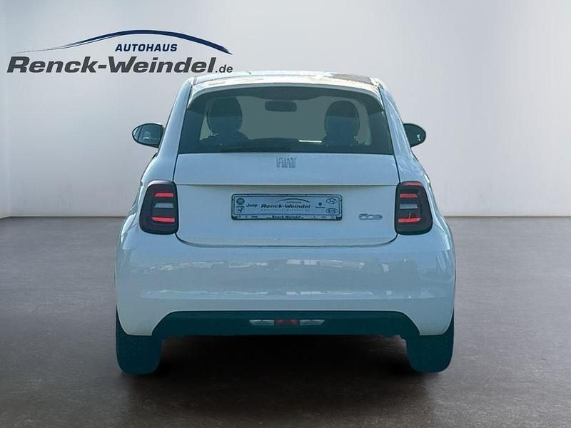 Gebraucht Fiat 500e Action 69 kW (95 PS) 2023 Weiß Kleinwagen