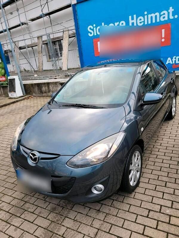Grau Gebraucht 2011 Mazda 2 Kleinwagen | 3.690 € (Fairer Preis) - Bild 1/4