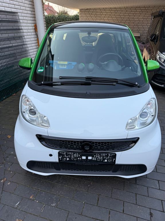 Weiß Gebraucht 2013 Smart ForTwo Electric Drive Passion Coupé | 5.990 € (Fairer Preis) - Bild 1/4