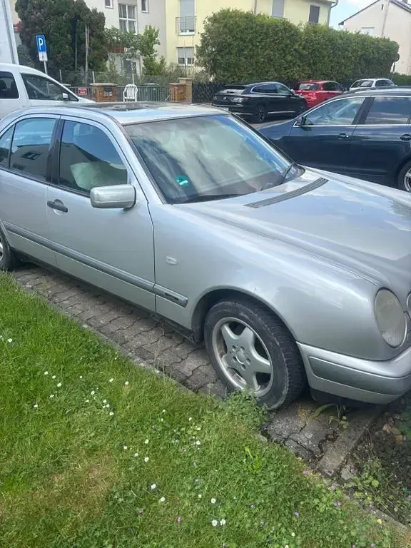Gebraucht Mercedes E280 Classic 204 PS (150 kW) 1997 Silber Limousine
