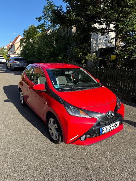 Rot Gebraucht 2016 Toyota Aygo Edition-S Kleinwagen | 8.100 € (Guter Preis) - Bild 1/4