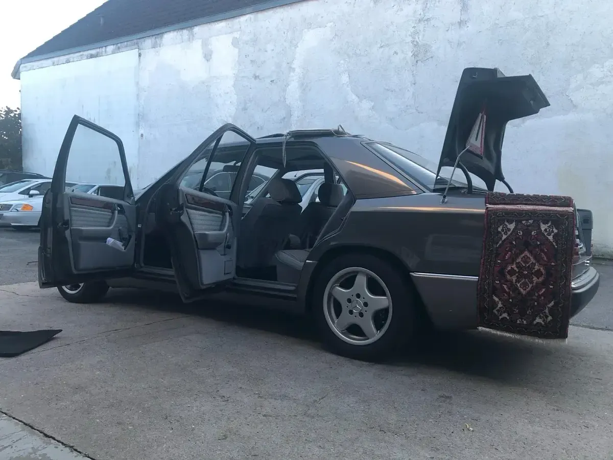 Second-hand Mercedes E200 122 CP (89 kW) 1989 Gri Berlinǎ