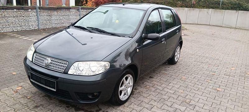 Grau Gebraucht 2009 Fiat Punto Classica Kleinwagen | 1.990 € (Etwas zu teuer) - Bild 1/4