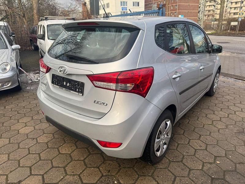 Gebraucht Hyundai ix20 90 PS (66 kW) 2012 Silber Kleinwagen