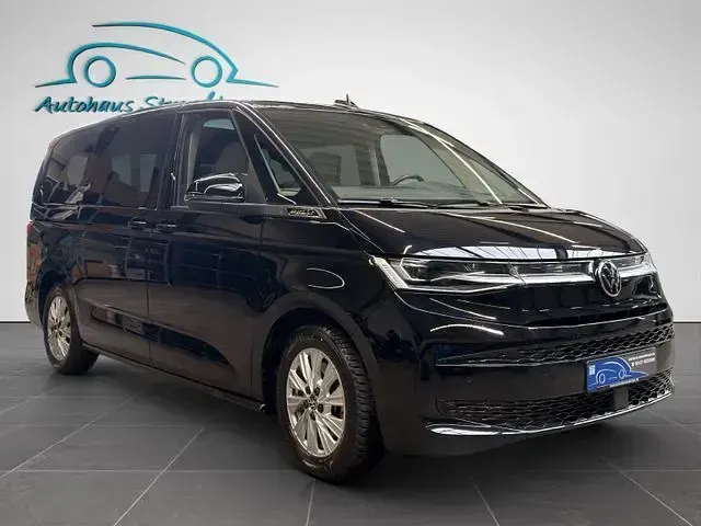 Gebraucht VW Multivan Life 204 PS (150 kW) 2023 Schwarzkeine angabe Van / Kleinbus