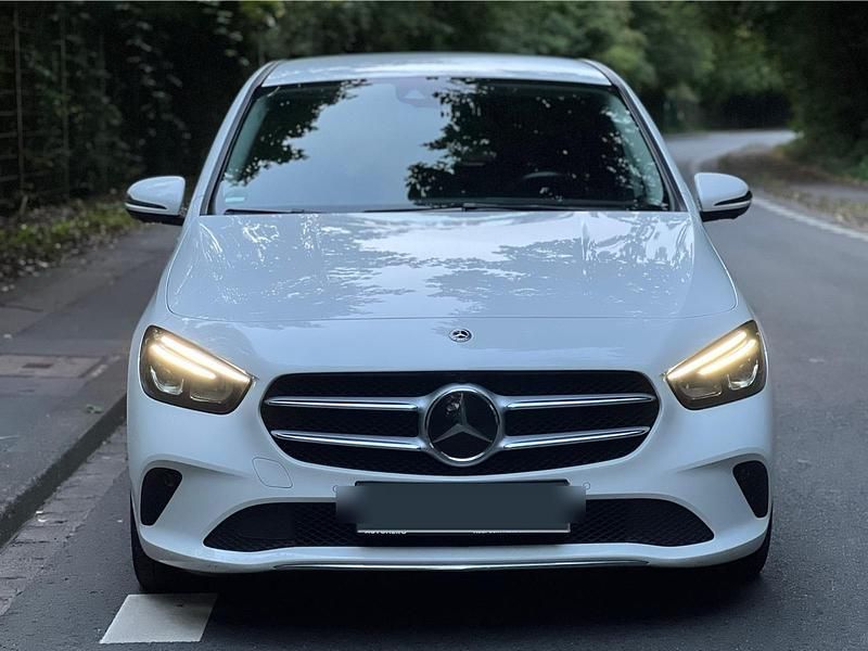 Weiß Gebraucht 2020 Mercedes B220 Van / Kleinbus | 22.000 € (Fairer Preis) - Bild 1/4