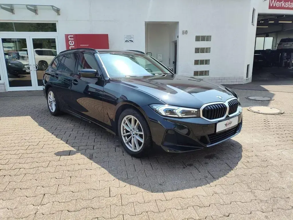 Gebraucht BMW 318 Shadowline 156 PS (114 kW) 2024 Saphirschwarz metallic Kombi