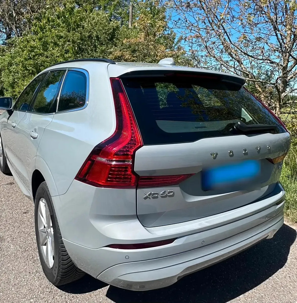Używany Volvo XC60 Core 197 KM (144 kW) 2023 Szary SUV