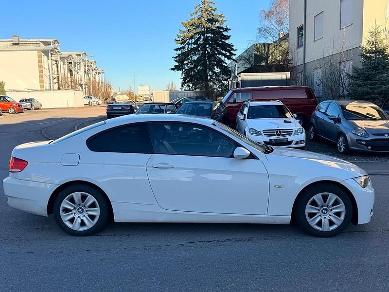 Gebraucht BMW 320 Comfort Edition 170 PS (125 kW) 2008 Alpinweiss iii Coupé