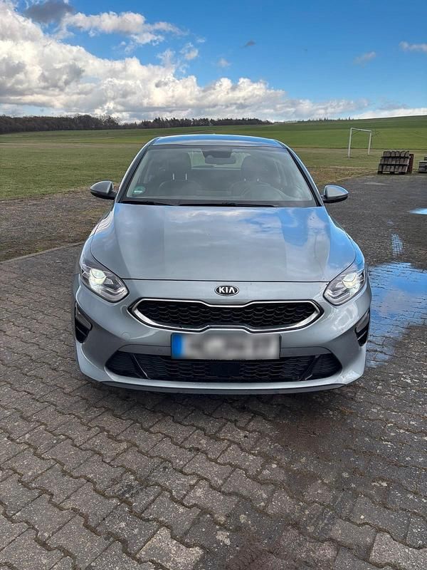 Gebraucht Kia Ceed 136 PS (100 kW) 2022 Silber Kleinwagen