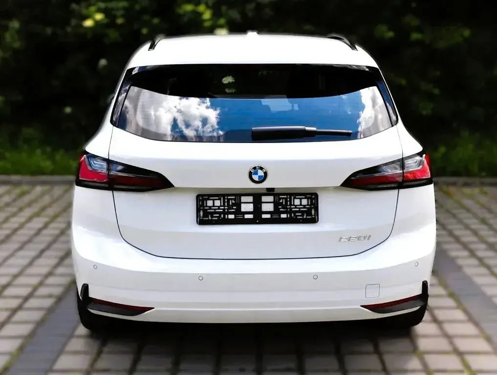 Gebraucht BMW 220 156 PS (114 kW) 2025 Weiß Van / Kleinbus