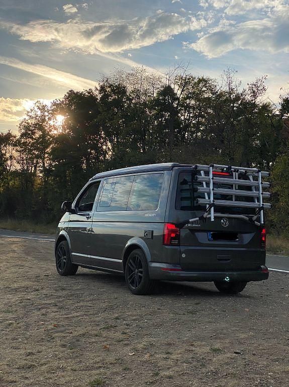Grau Gebraucht 2021 VW T6.1 California Van | 56.999 € - Bild 1/4