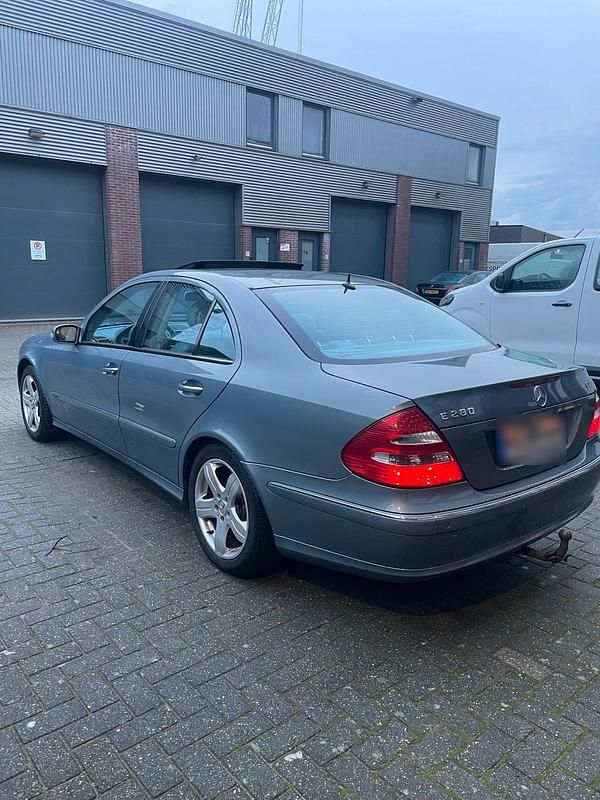 Gebraucht Mercedes E280 Avantgarde 177 PS (130 kW) 2004 Blau Limousine