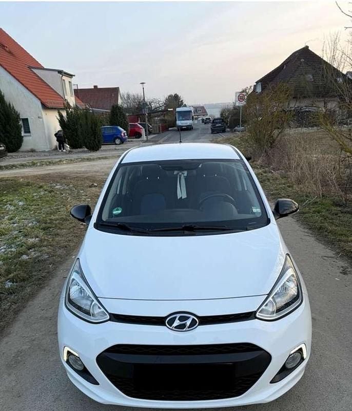 Gebraucht Hyundai i10 Edition 67 PS (49 kW) 2014 Weiß Kleinwagen