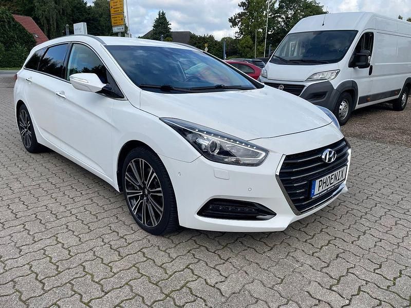 Weiß Gebraucht 2017 Hyundai i40 Premium Kombi | 13.399 € (Fairer Preis) - Bild 1/4
