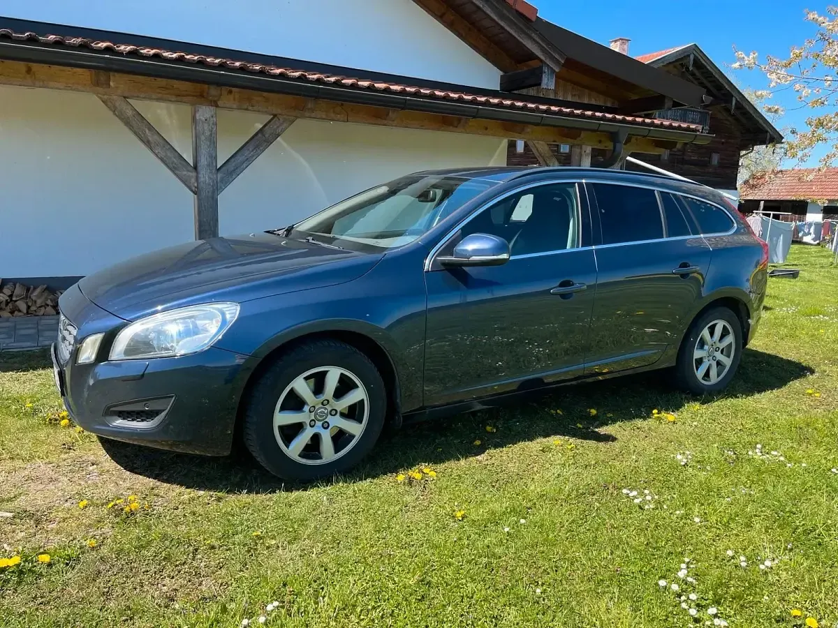 Gebraucht Volvo V60 163 PS (119 kW) 2014 Blau Kombi