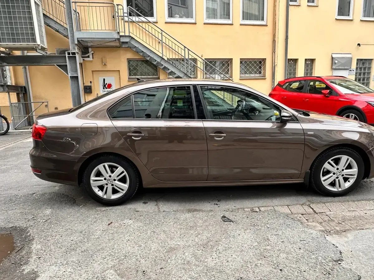 Używany VW Jetta 105 KM (77 kW) 2012 Brązowy Sedan/Limuzyna