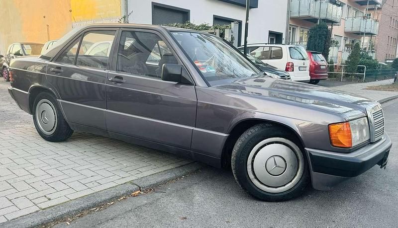 Grau Gebraucht 1992 Mercedes 190 Limousine | 6.999 € - Bild 1/4