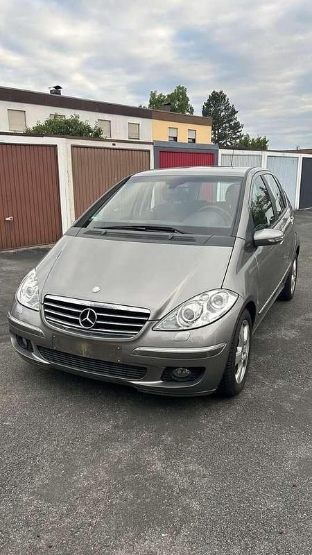 Grau Gebraucht 2005 Mercedes 200 Avantgarde Limousine | 6.500 € (Superpreis) - Bild 1/4