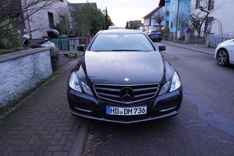 Schwarz Gebraucht 2012 Mercedes E200 Coupé | 11.760 € (Superpreis) - Bild 1/4