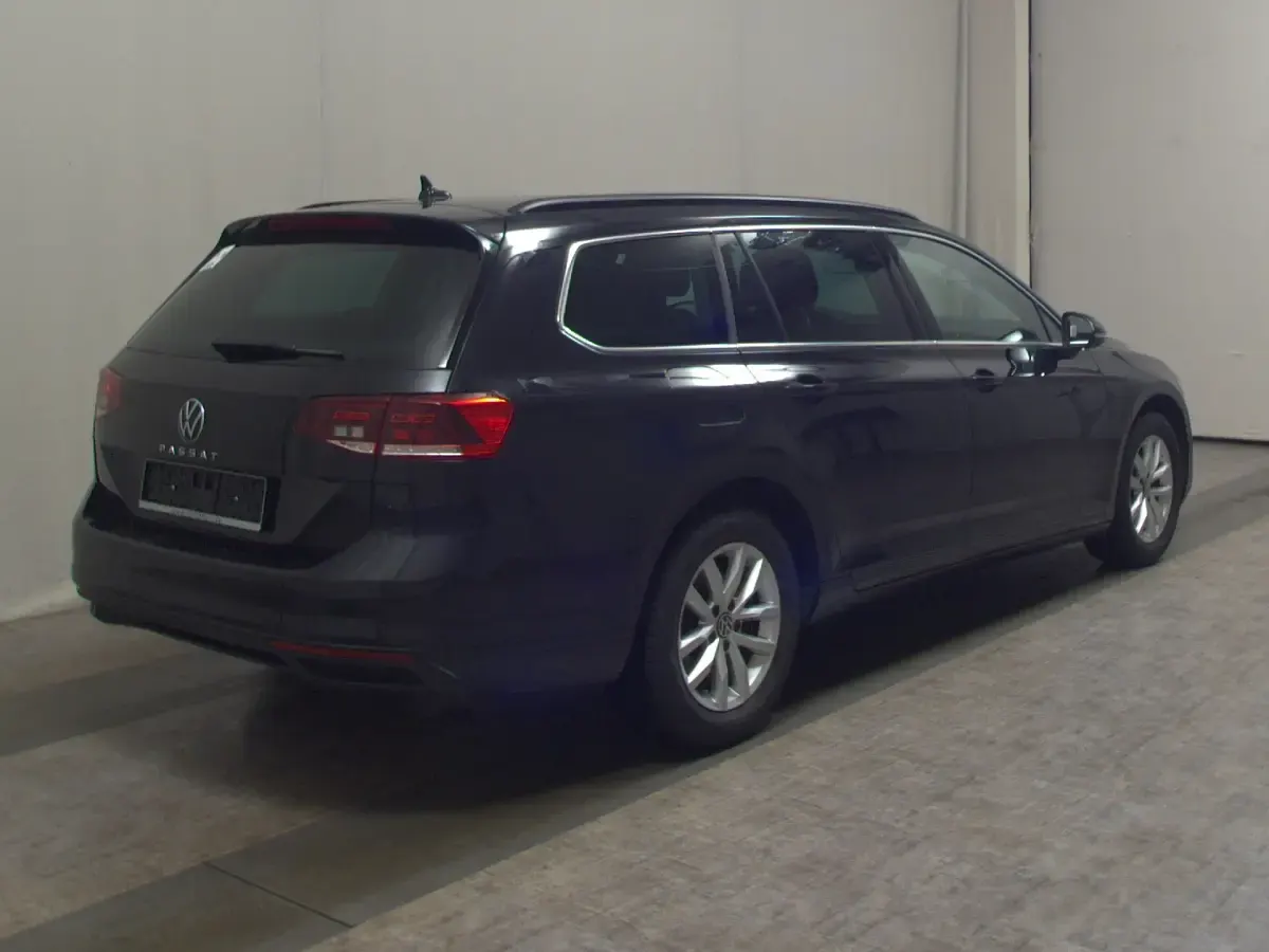 Gebraucht VW Passat Business 122 PS (89 kW) 2023 Schwarz Kombi