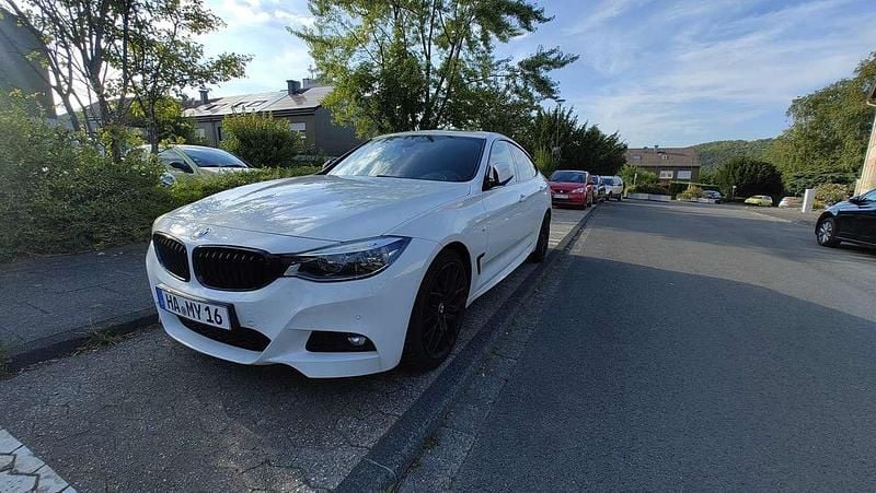 Weiß Gebraucht 2016 BMW 330 M Sport Kleinwagen | 21.900 € (Guter Preis) - Bild 1/4