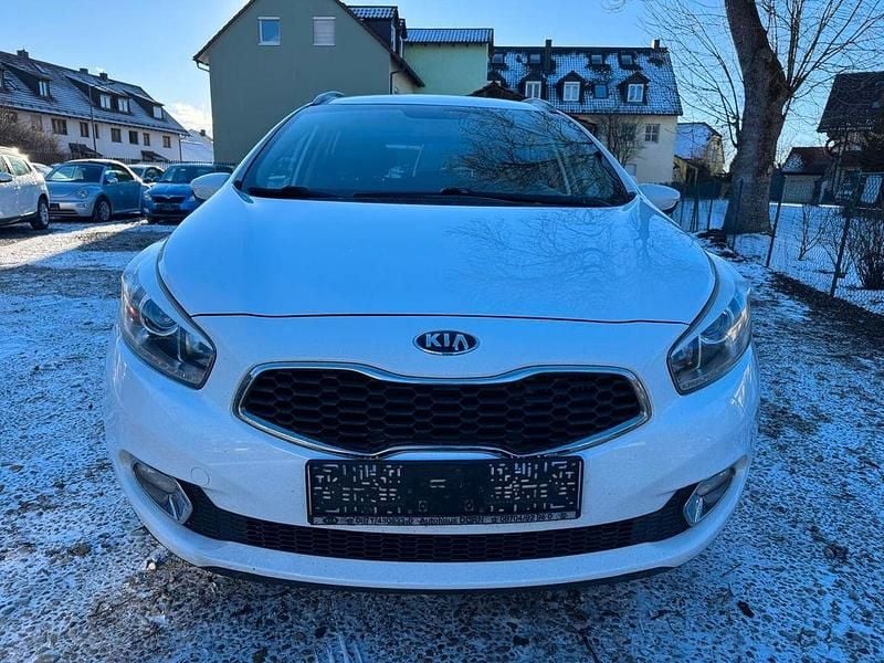 Weiß Gebraucht 2015 Kia Ceed Kleinwagen | 4.450 € (Guter Preis) - Bild 1/4
