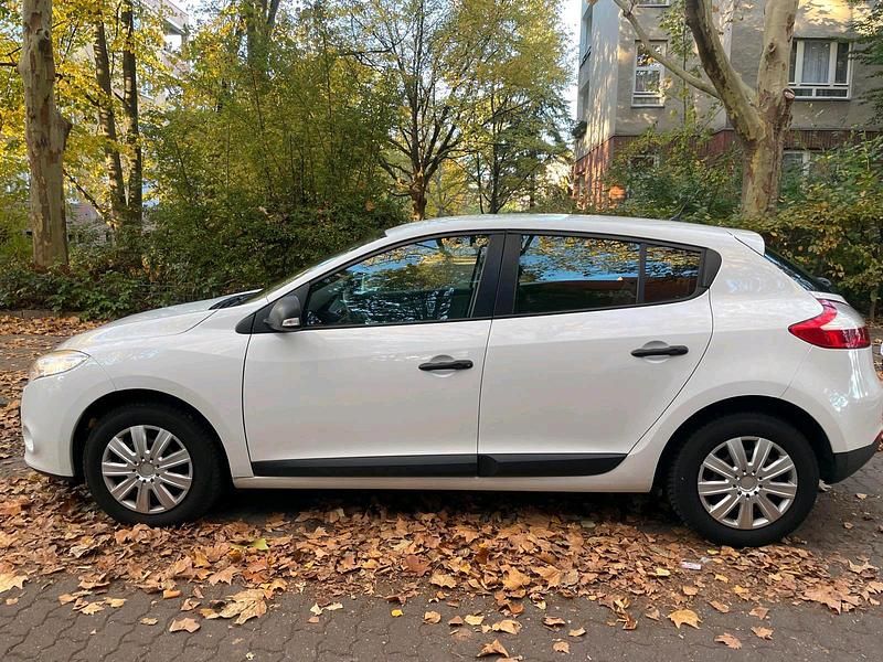Gebraucht Renault Mégane Authentique 101 PS (74 kW) 2011 Weiß Limousine