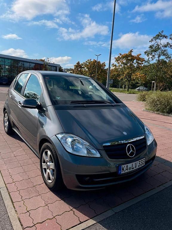 Grau Gebraucht 2012 Mercedes A160 Van / Kleinbus | 5.950 € (Fairer Preis) - Bild 1/4