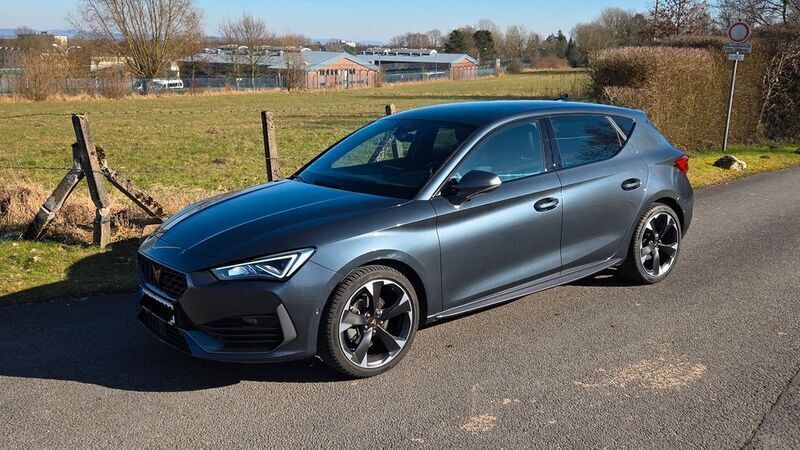 Grau Gebraucht 2024 Cupra Leon Limousine | 26.900 € (Superpreis) - Bild 1/4