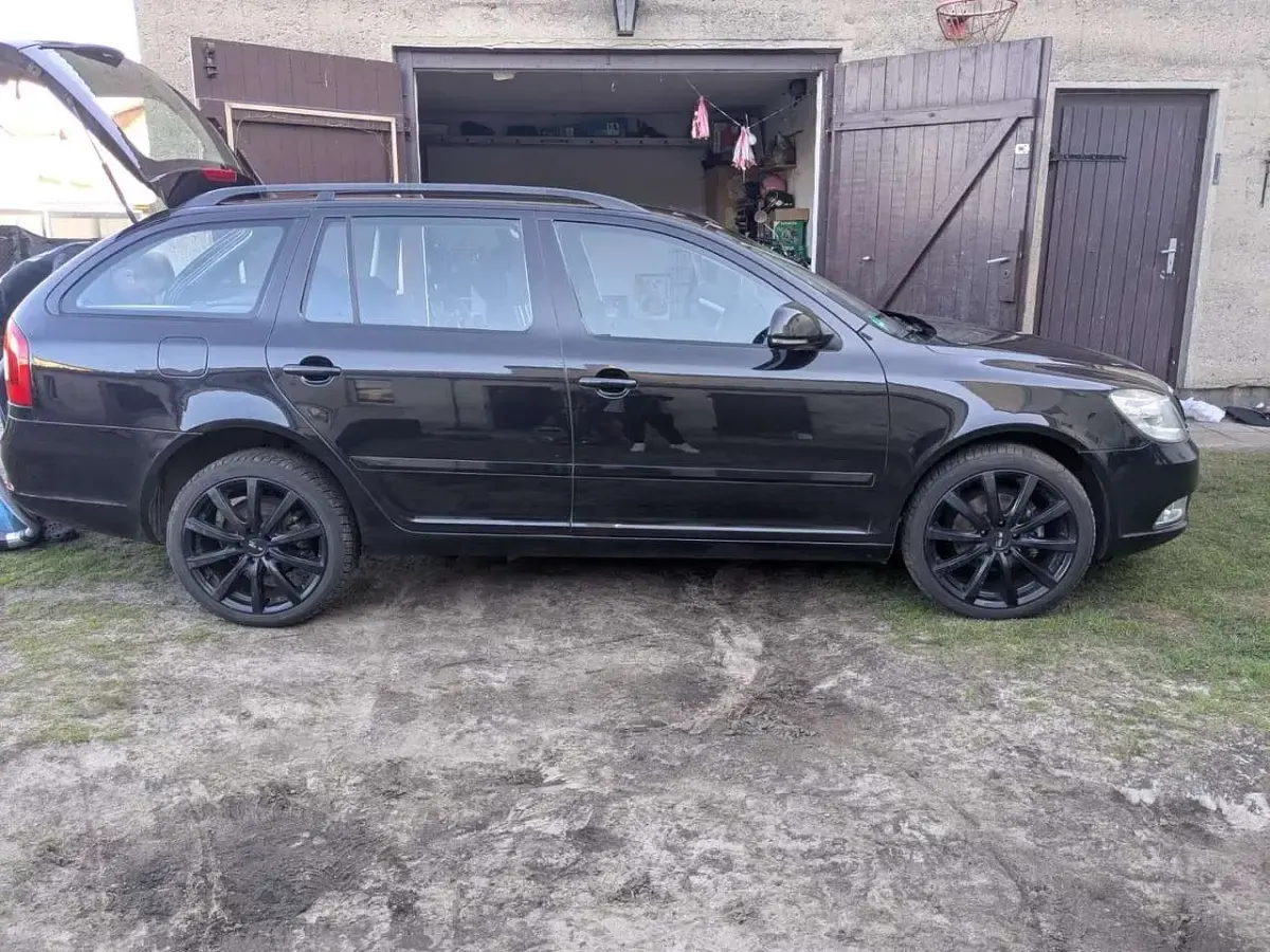 Gebraucht Skoda Octavia Ambiente 160 PS (117 kW) 2010 Schwarz Kombi