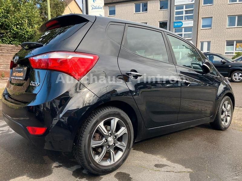 Gebraucht Hyundai i20 Space Plus 125 PS (91 kW) 2018 Phantom black Van / Kleinbus