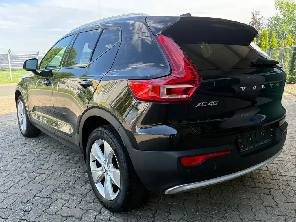 Gebraucht Volvo XC40 Core 163 PS (119 kW) 2023 Schwarz SUV