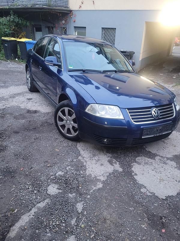 Blau Gebraucht 2004 VW Passat Limousine | 1.400 € (Fairer Preis) - Bild 1/4