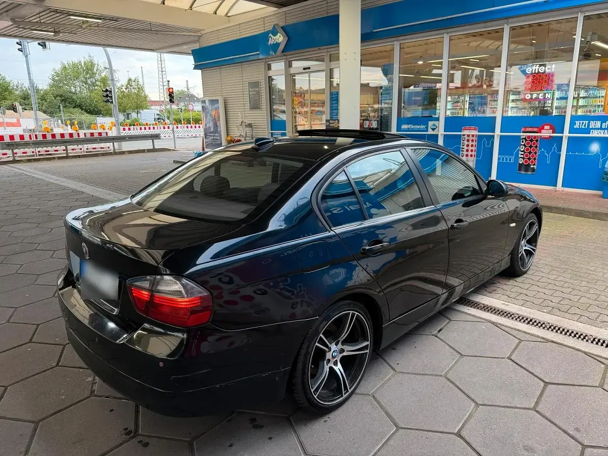 Gebraucht BMW 318 Basis 122 PS (89 kW) 2006 Schwarz Limousine