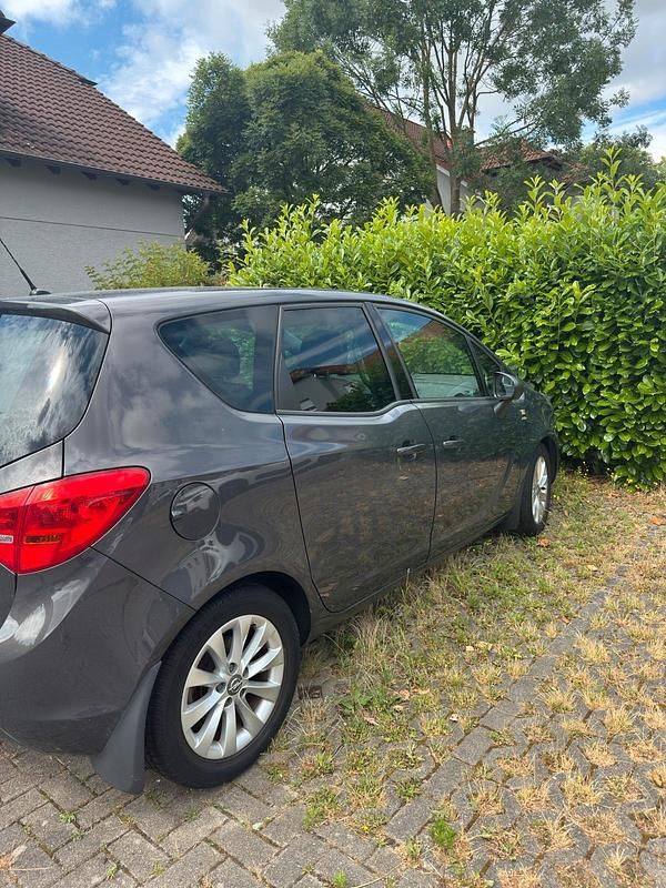 Grau Gebraucht 2012 Opel Meriva Van / Kleinbus | 8.500 € (Fairer Preis) - Bild 1/4