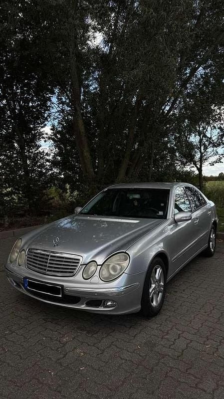 Silber Gebraucht 2003 Mercedes E270 Elegance Limousine | 3.500 € (Guter Preis) - Bild 1/4