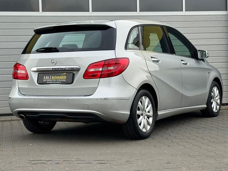 Gebraucht Mercedes B180 109 PS (80 kW) 2011 Silber Van / Kleinbus