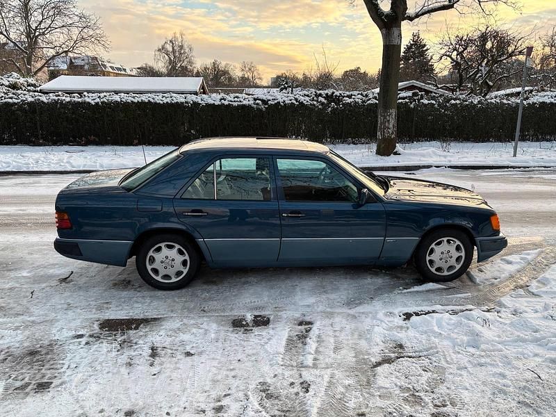 Second-hand Mercedes E320 220 CP (161 kW) 1993 Albastru Berlinǎ